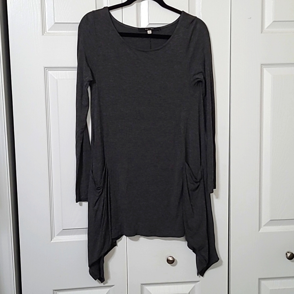 Devine Gray Tunic with pockets & handkerchief hem, medium, soft fabric, EUC
